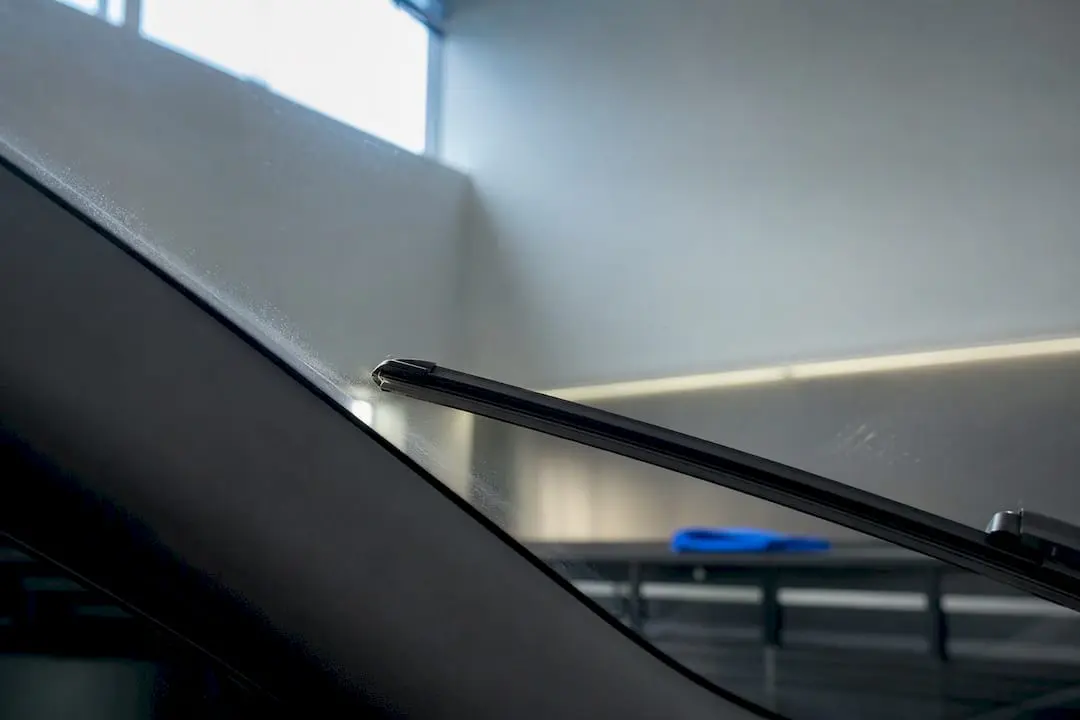 Wiper blade meeting curved windscreen glass